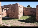 04318 ostia - regio i - insula viii - botteghe (i,viii,9) - raeume auf der suedseite - nordwestecke - 09-2022.jpg